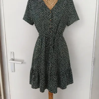 Robe à Manches Courtes Vert Bouteille Taches Noires Blanches "Taille 38/40" (La Halle)